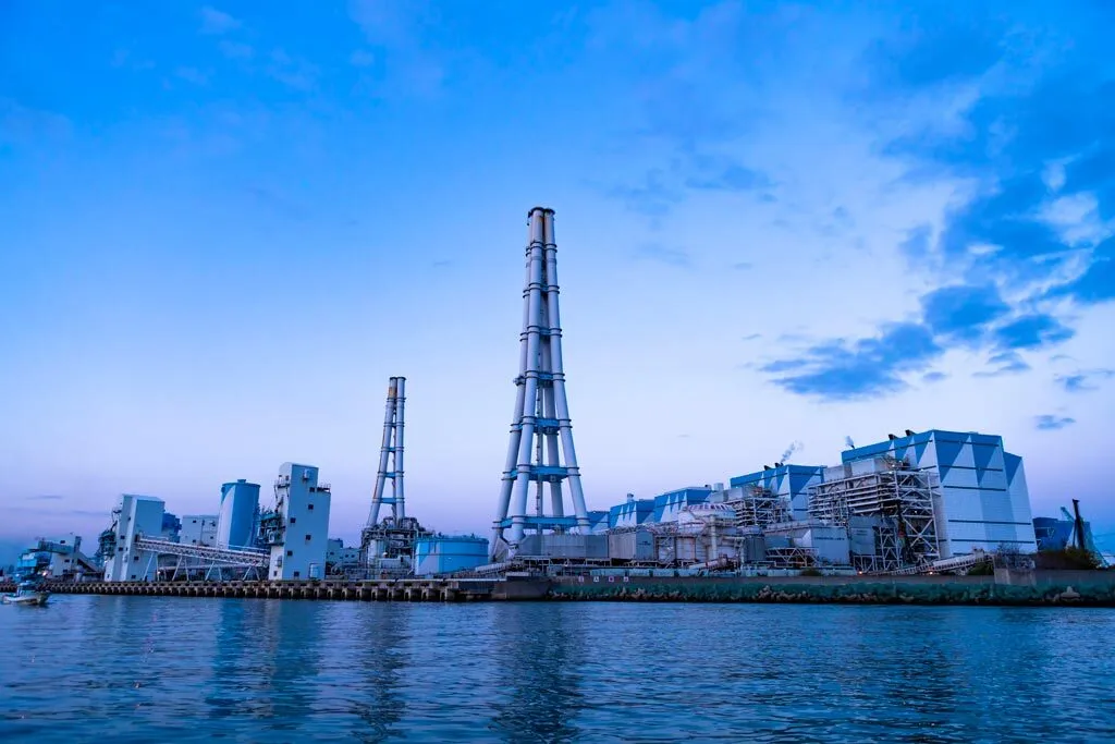 Thermal power plant and fuel terminal by the waterfront